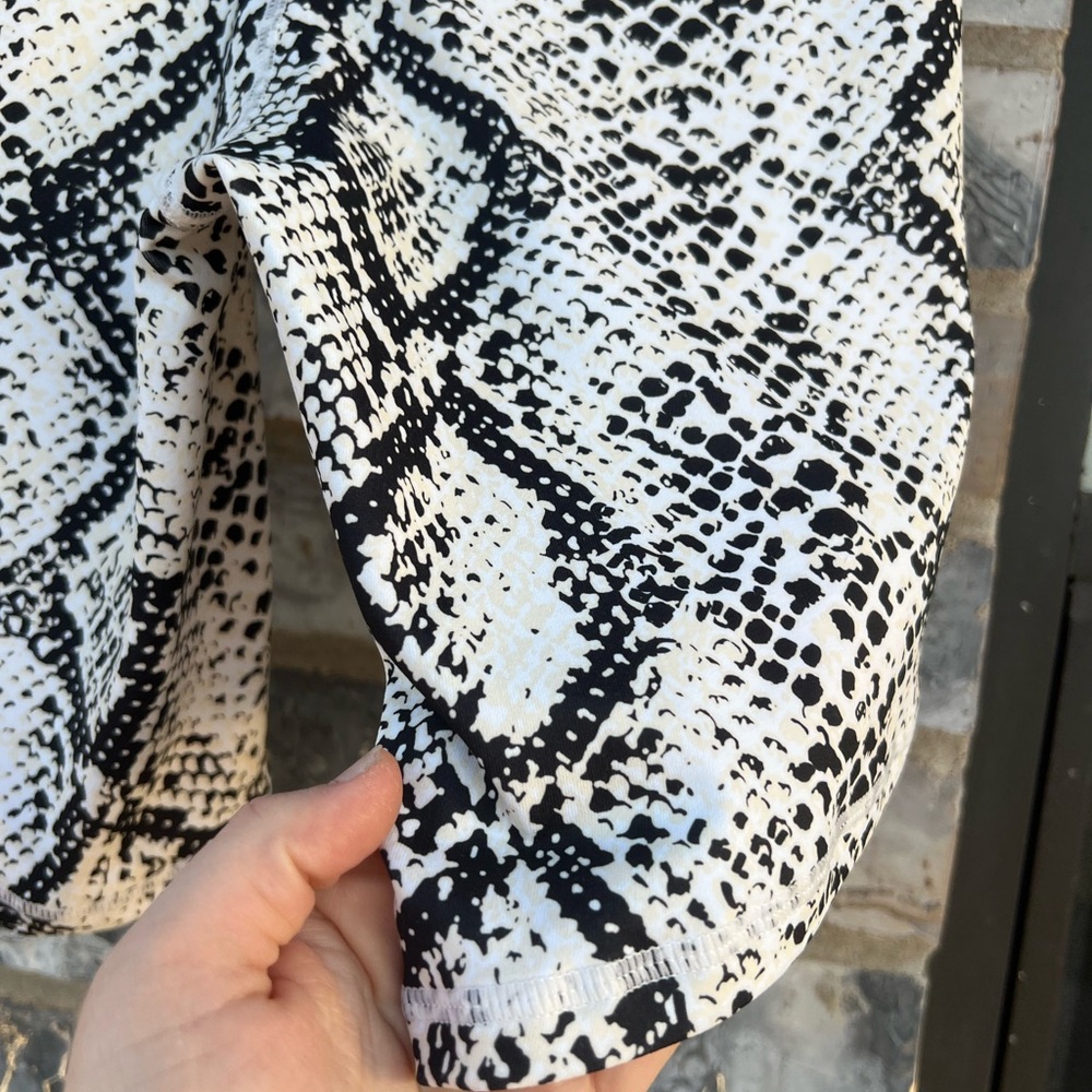 Balance Athletica the Rider Shorts - Python - Picture 9 of 12